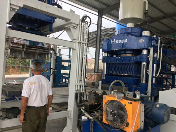 虎鼎蒸壓磚自動(dòng)液壓機(jī)自動(dòng)碼磚免托板