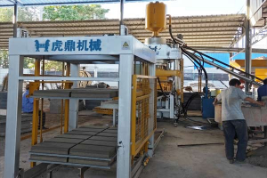 靜壓磚機(jī)生產(chǎn)側(cè)路石 路沿石磚機(jī)視頻